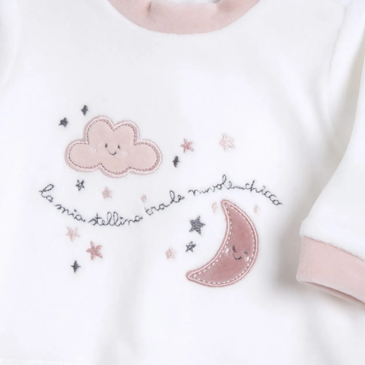 Completo maglia e pantaloni con piedini